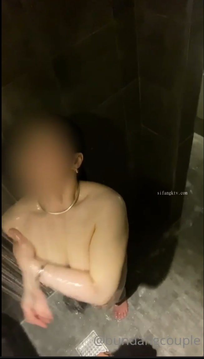 年纪不大嫩嫩漂亮妹子直播秀 全裸着身体很苗条 掰开小穴很诱人